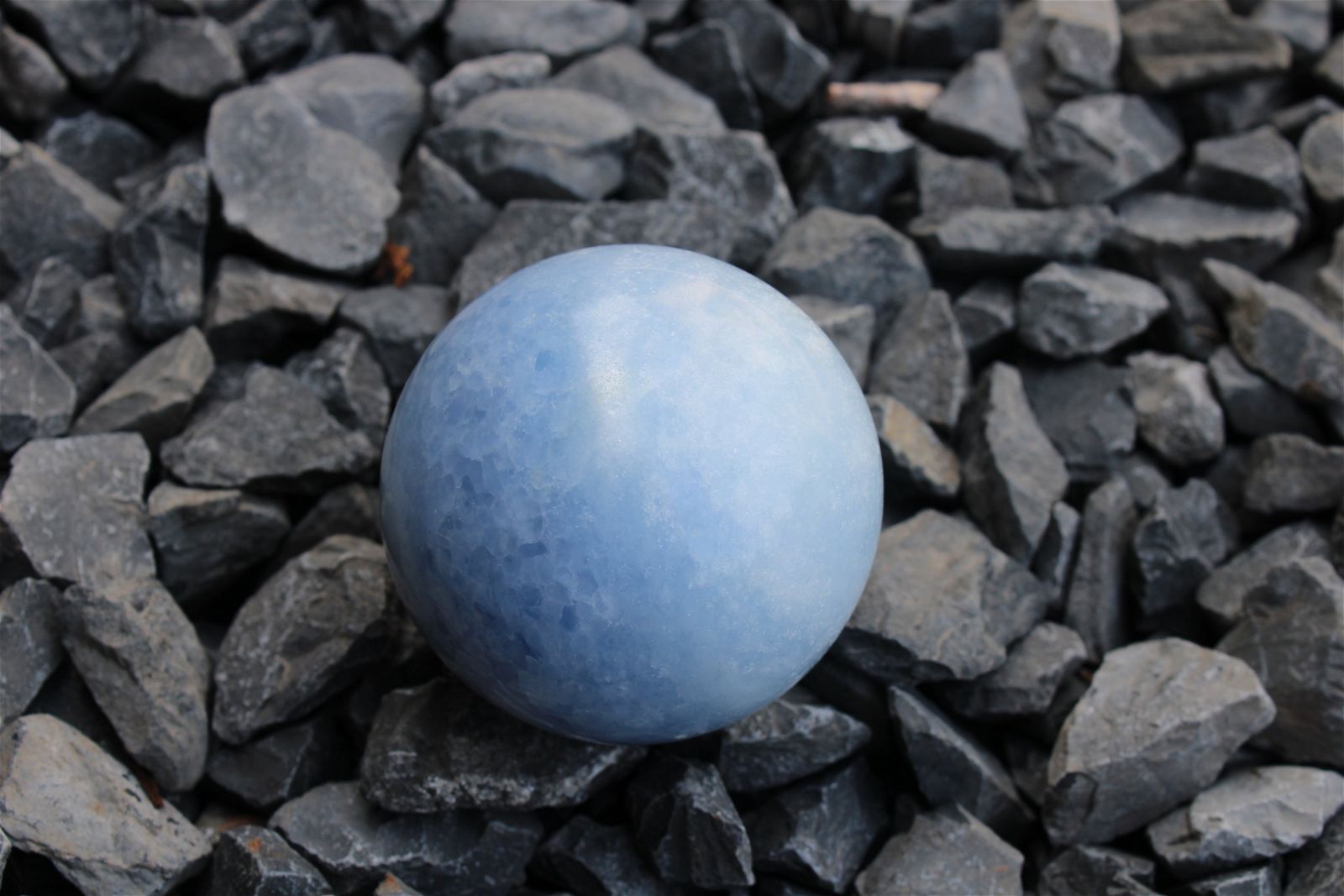 1 sphère de calcite bleue 6 cm avec socle - Aurore Lune 