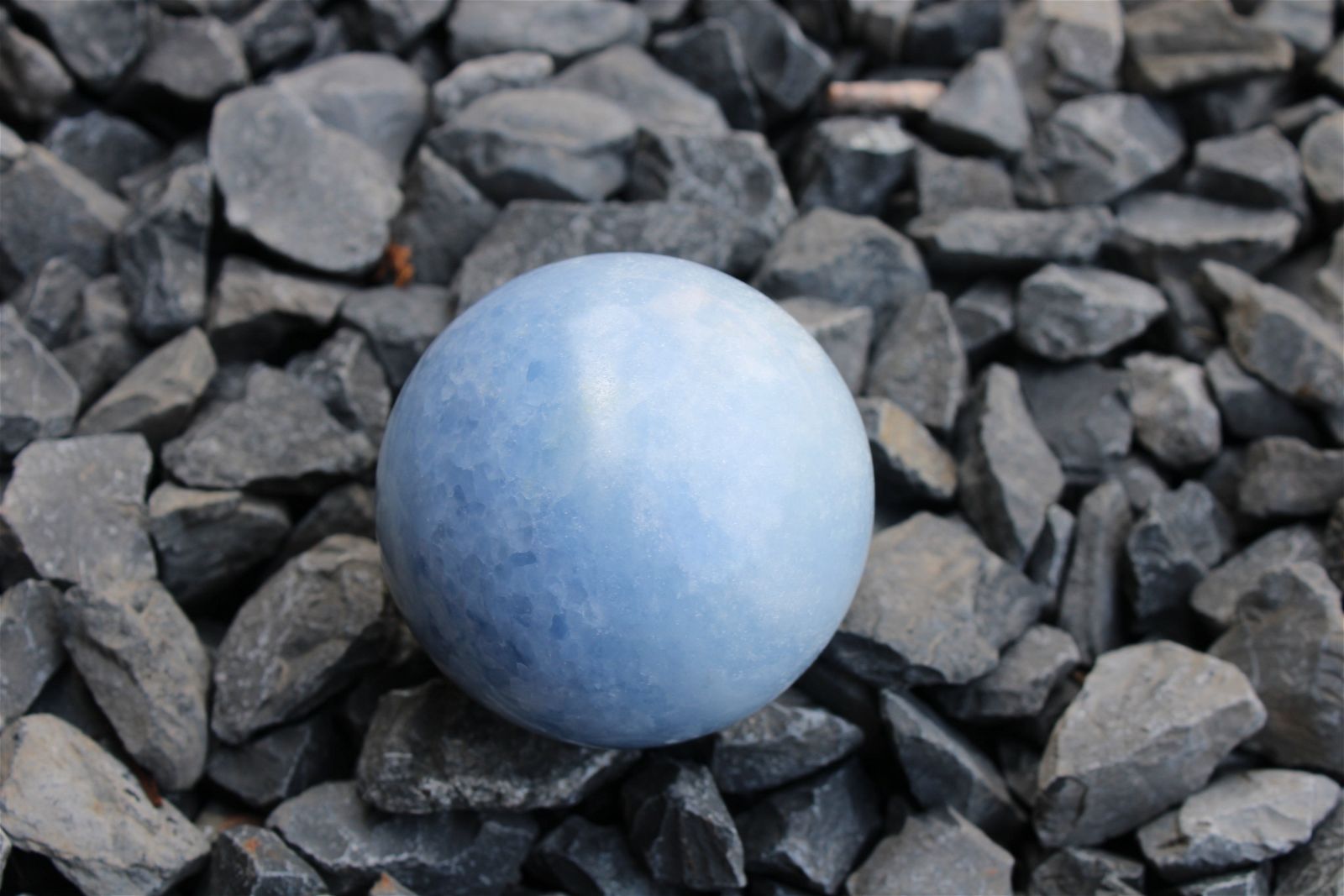 1 sphère de calcite bleue 6 cm avec socle - Aurore Lune 