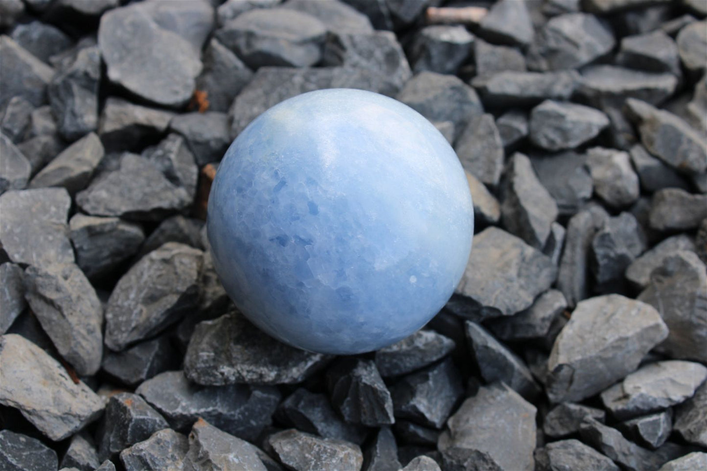 1 sphère de calcite bleue 6 cm avec socle - Aurore Lune 