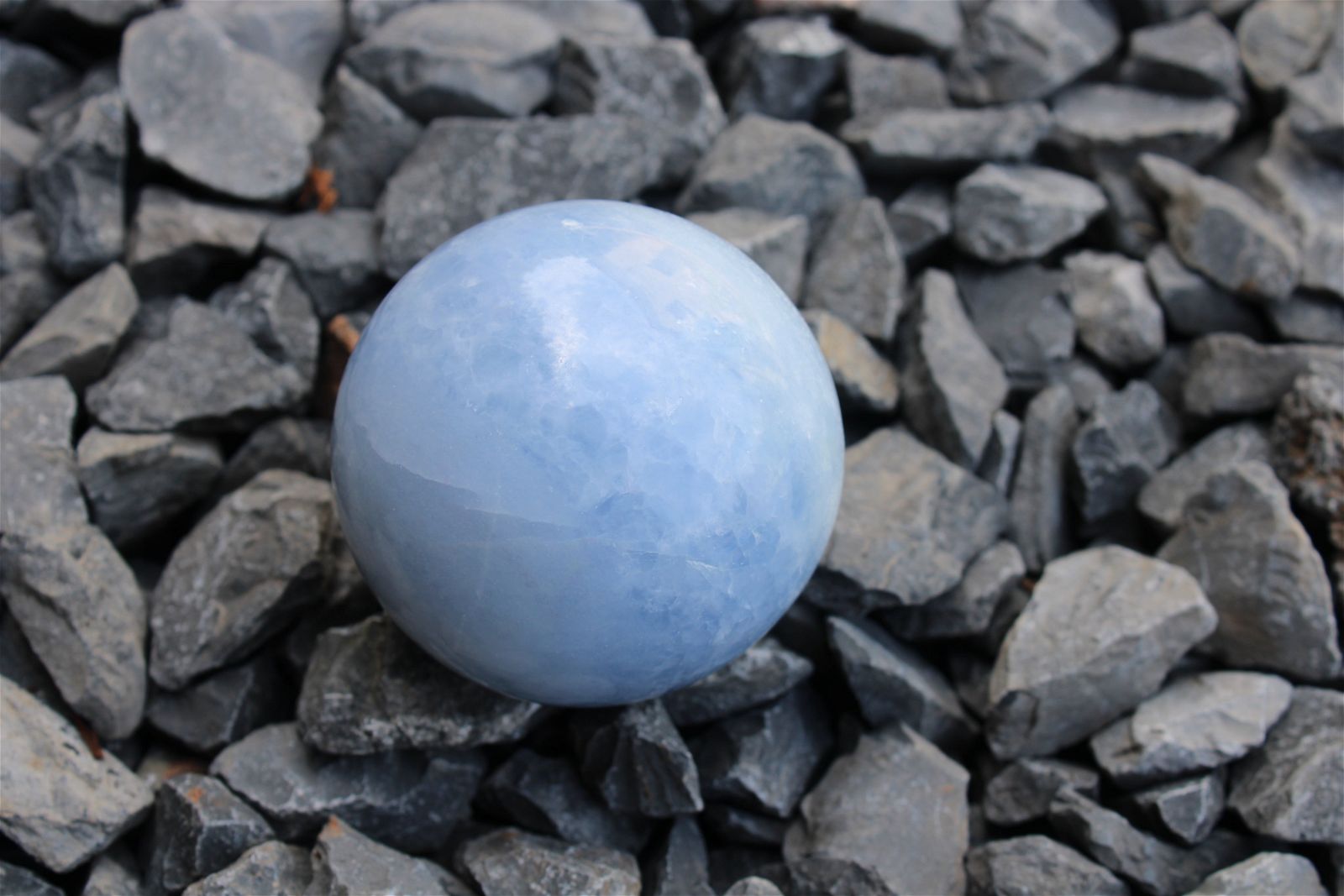 1 sphère de calcite bleue 6 cm avec socle - Aurore Lune 