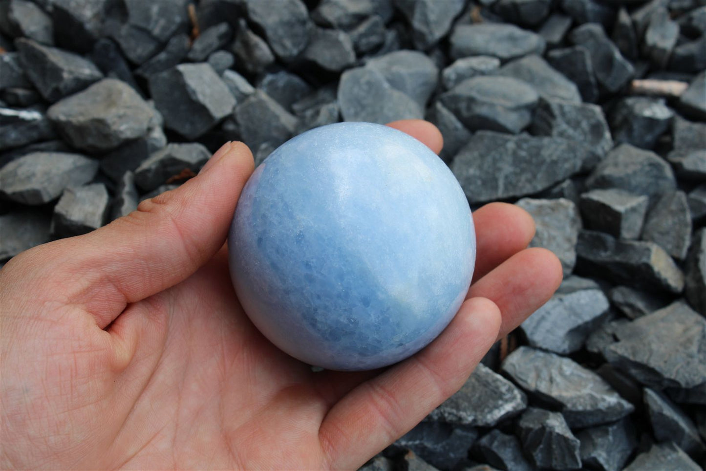 1 sphère de calcite bleue 6 cm avec socle - Aurore Lune 