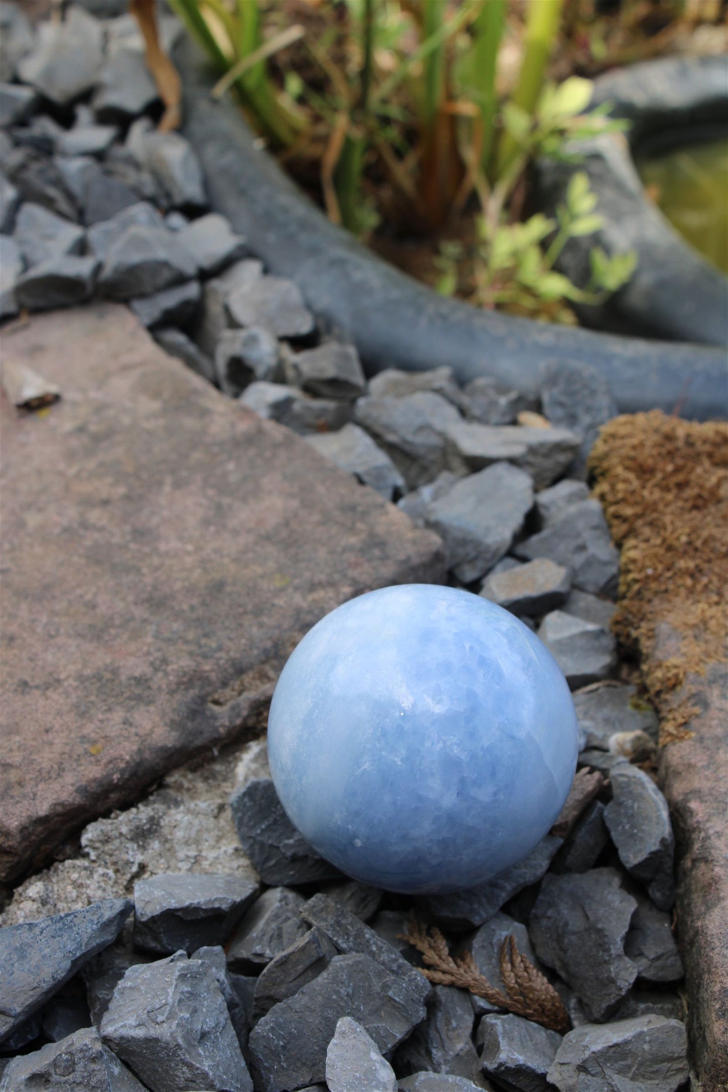 1 sphère de calcite bleue 6 cm avec socle - Aurore Lune 