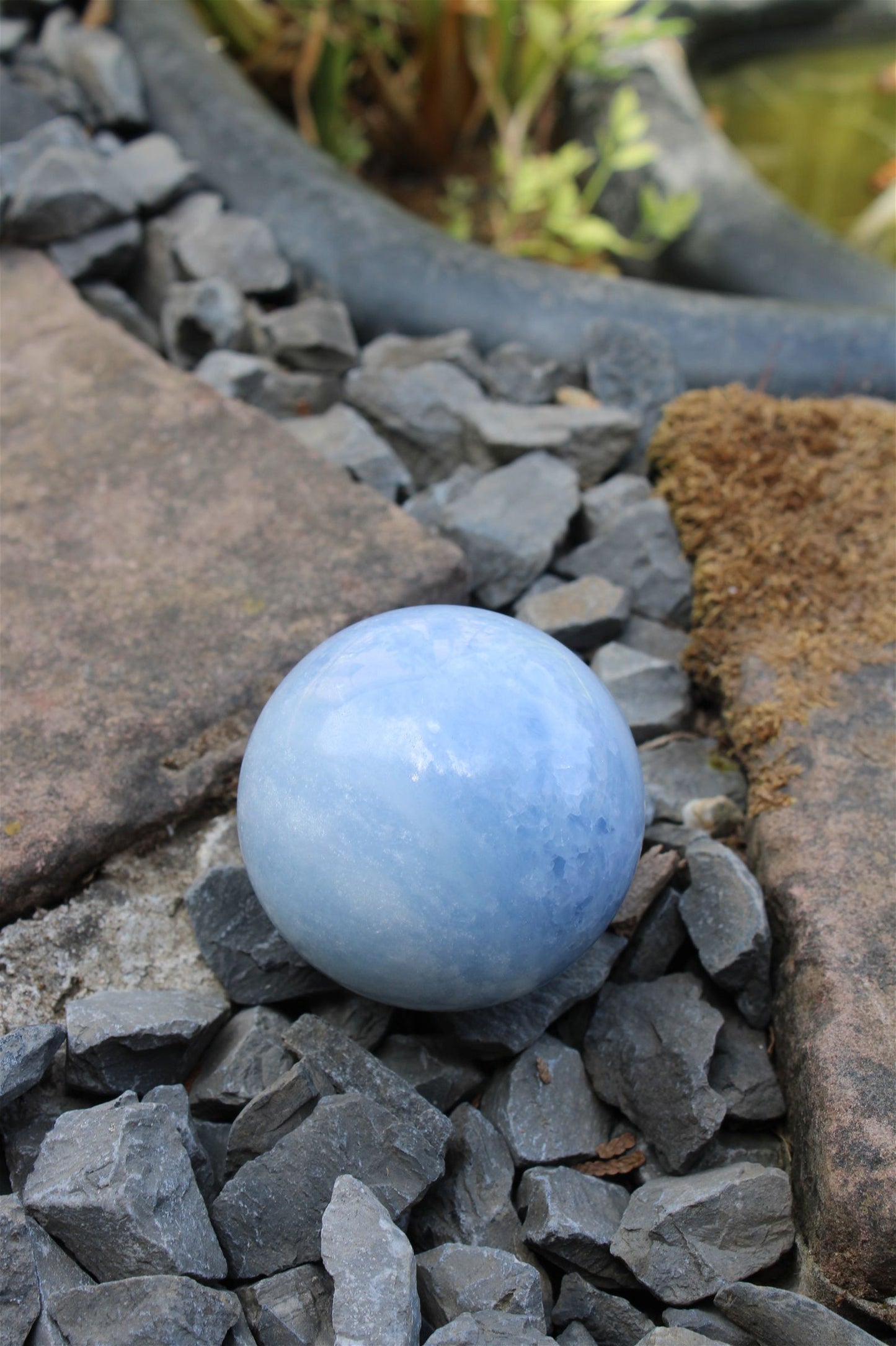 1 sphère de calcite bleue 6 cm avec socle - Aurore Lune 