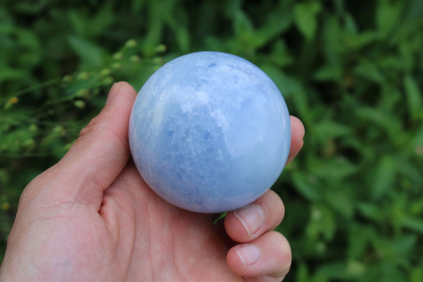 1 sphère de calcite bleue 6 cm avec socle - Aurore Lune 