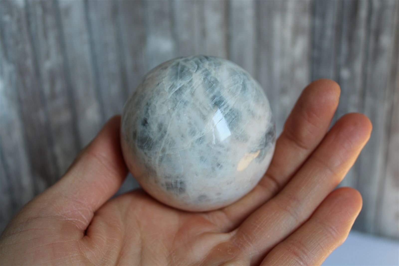 1 sphère de "quartz lunaire" avec socle - feldspath ? 6 cm - Aurore Lune 