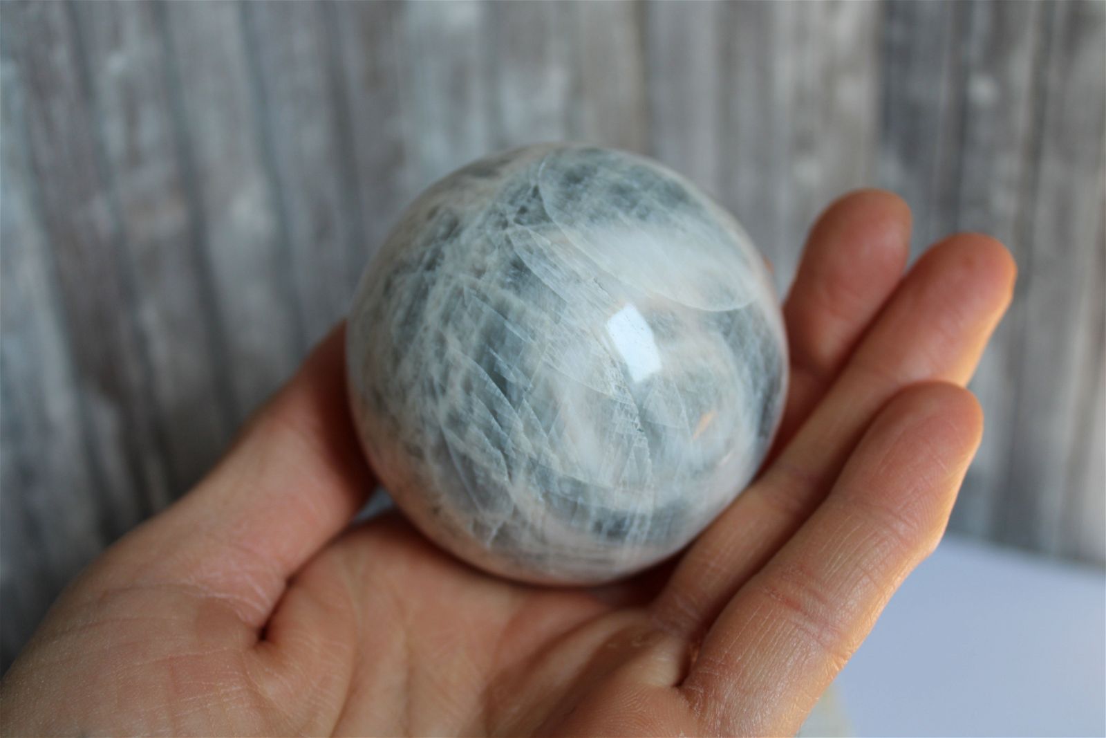 1 sphère de "quartz lunaire" avec socle - feldspath ? 6 cm - Aurore Lune 