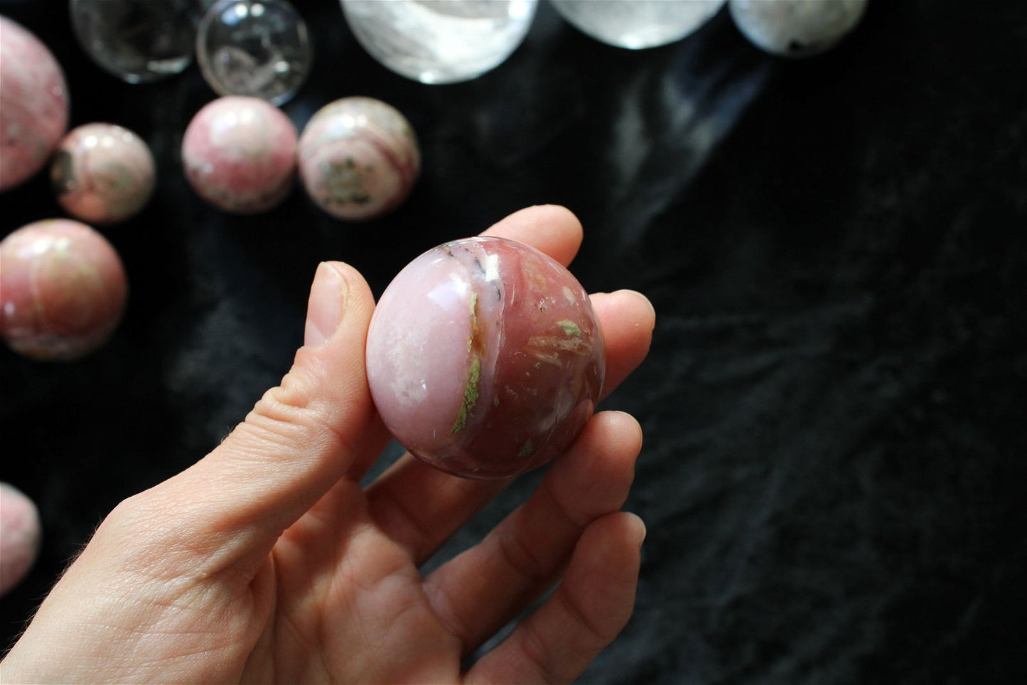 1 sphère en opale rose du Pérou 4 cm avec socle - Aurore Lune 