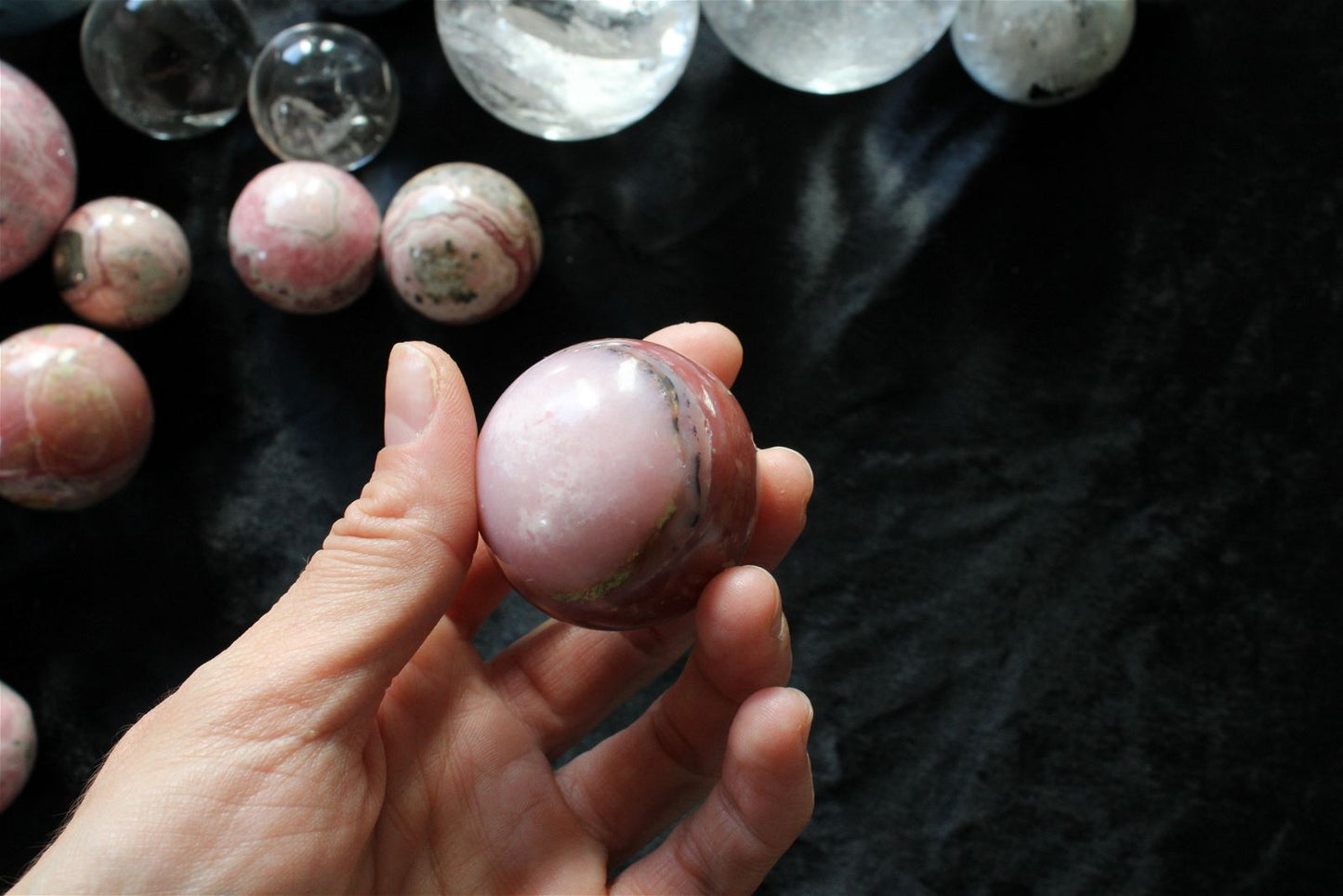 1 sphère en opale rose du Pérou 4 cm avec socle - Aurore Lune 