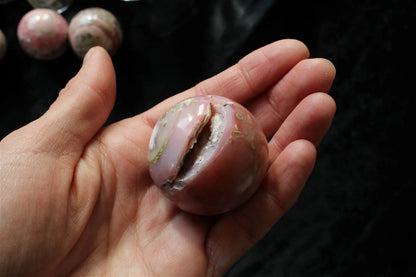 1 sphère en opale rose du Pérou 4 cm avec socle - Aurore Lune 
