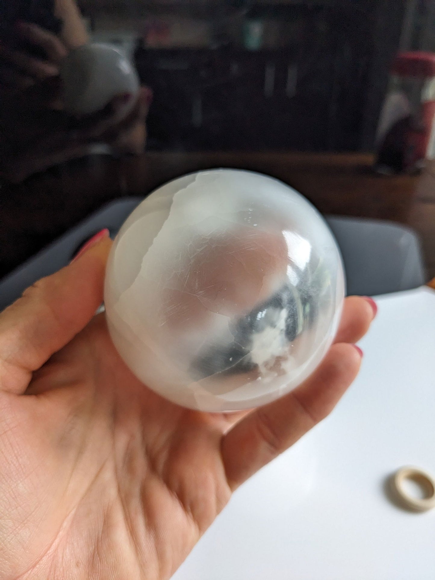 Sphère de sélénite 7/8 cm avec support en bois - Aurore Lune 