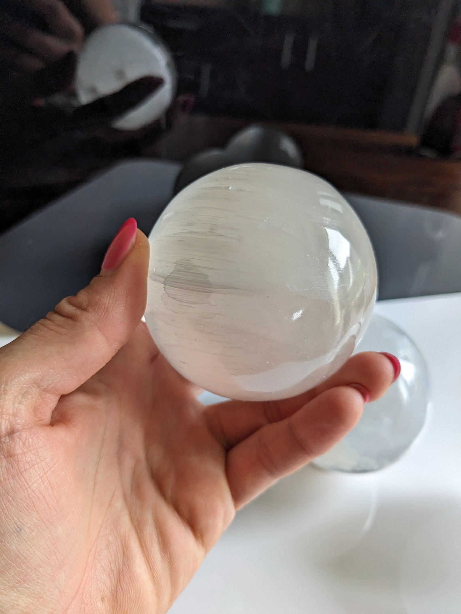 Sphère de sélénite 7/8 cm avec support en bois - Aurore Lune 