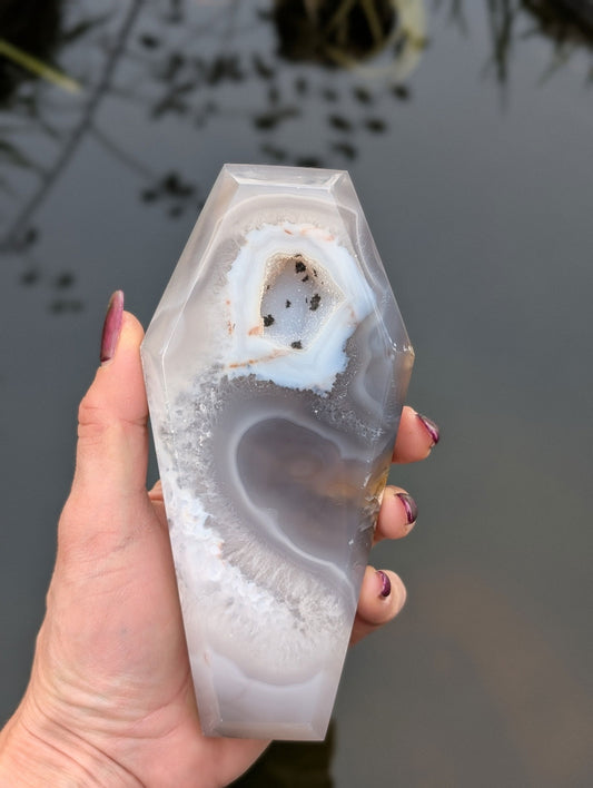 Agate cristallisée 16 cm façon sarcophage égyptien - Aurore Lune 