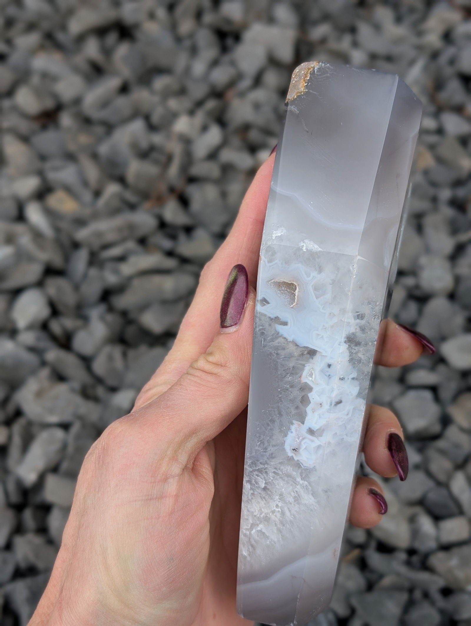 Agate cristallisée 16 cm façon sarcophage égyptien - Aurore Lune 
