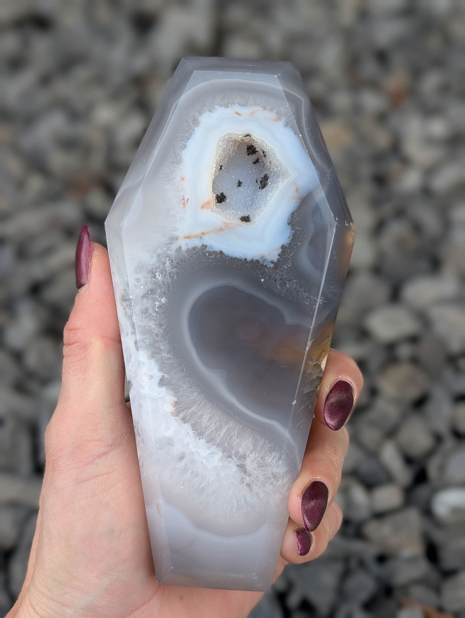 Agate cristallisée 16 cm façon sarcophage égyptien - Aurore Lune 