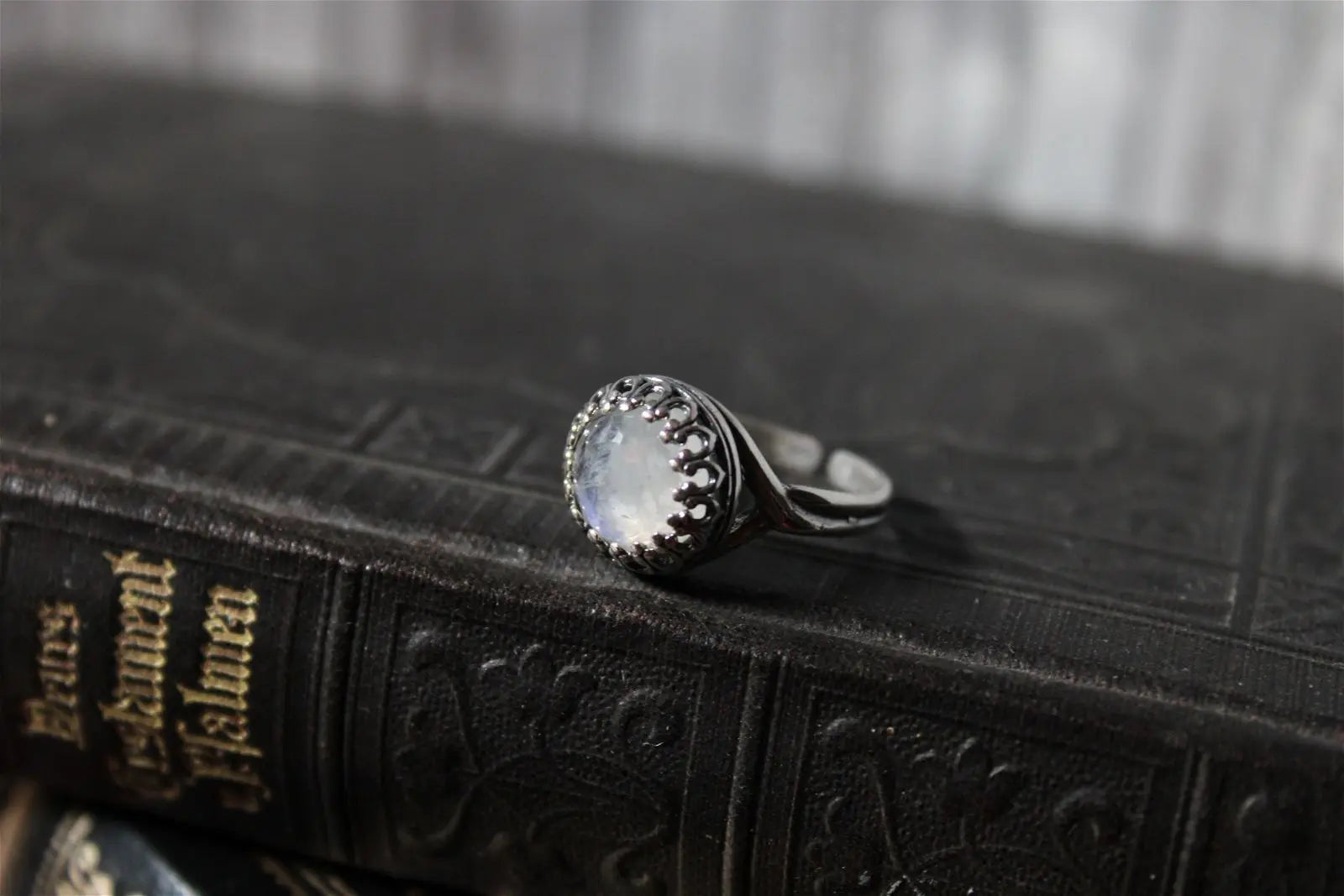 Bague réglable labradorite blanche -A - T 50 et plus- réglable en écartant - Aurore Lune 