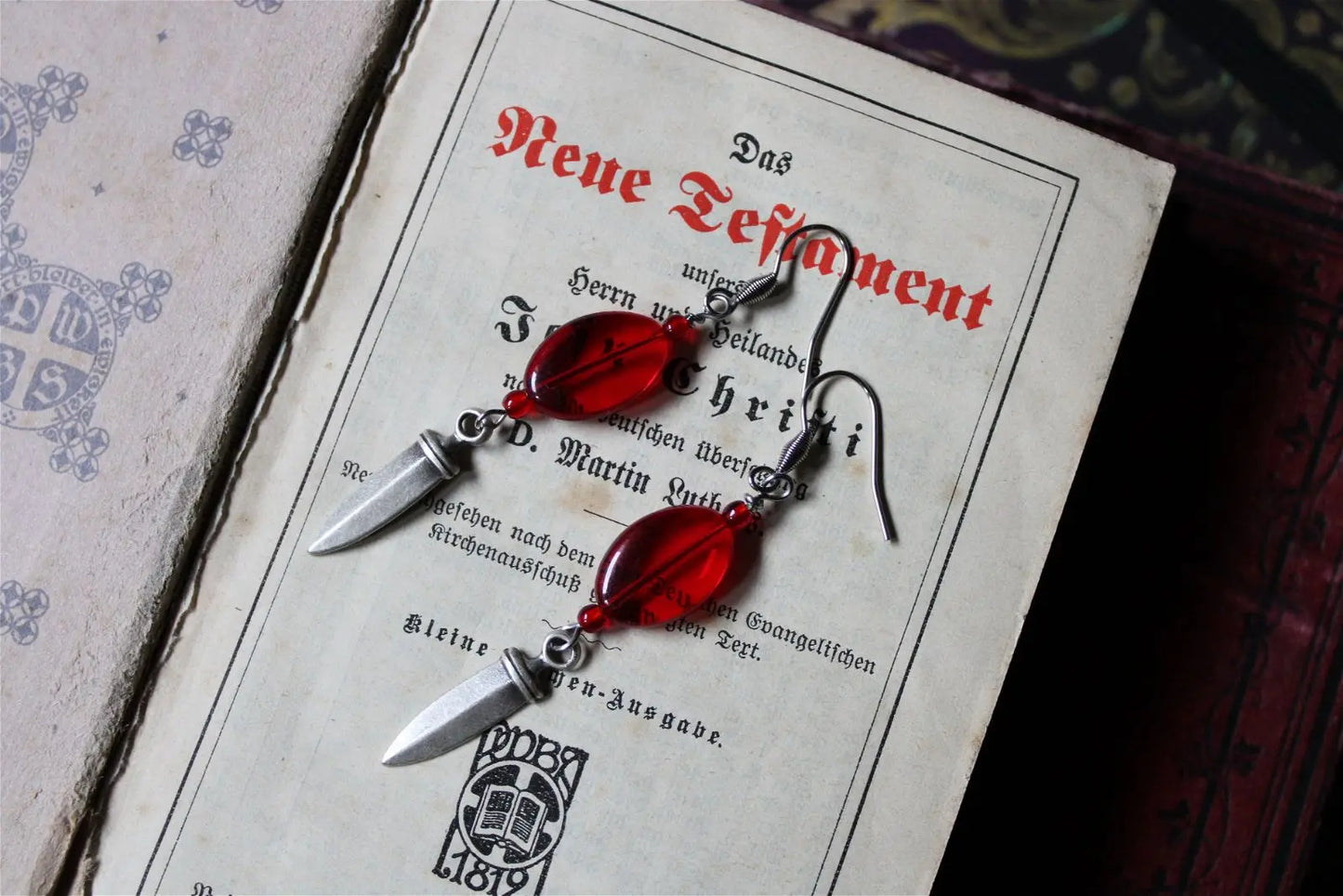 Boucles d'oreilles dagues et fausses pierres rouges - Aurore Lune 