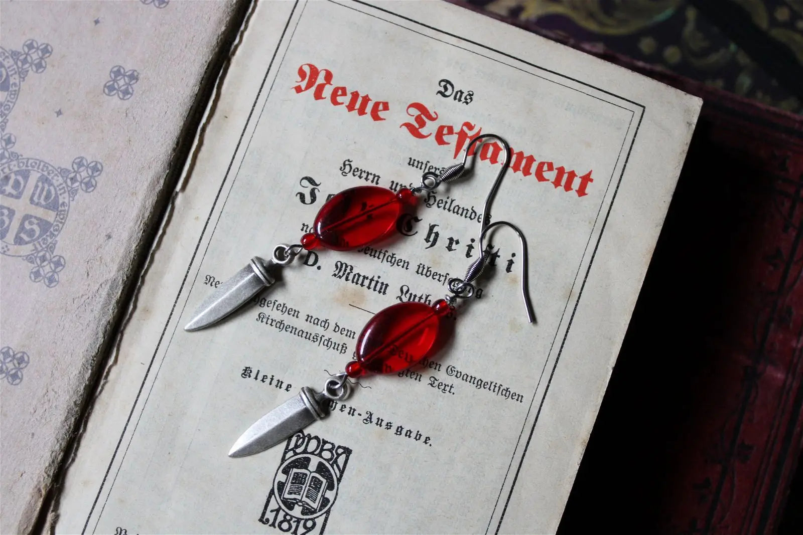 Boucles d'oreilles dagues et fausses pierres rouges - Aurore Lune 