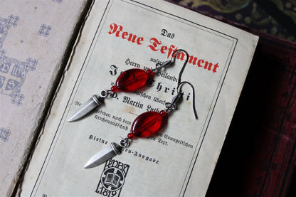 Boucles d'oreilles dagues et fausses pierres rouges - Aurore Lune 