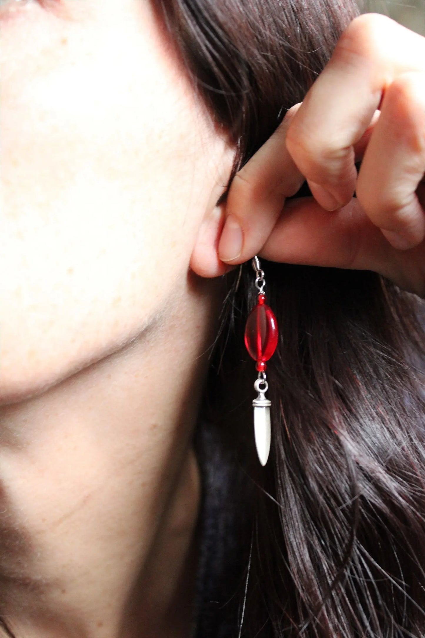 Boucles d'oreilles dagues et fausses pierres rouges - Aurore Lune 