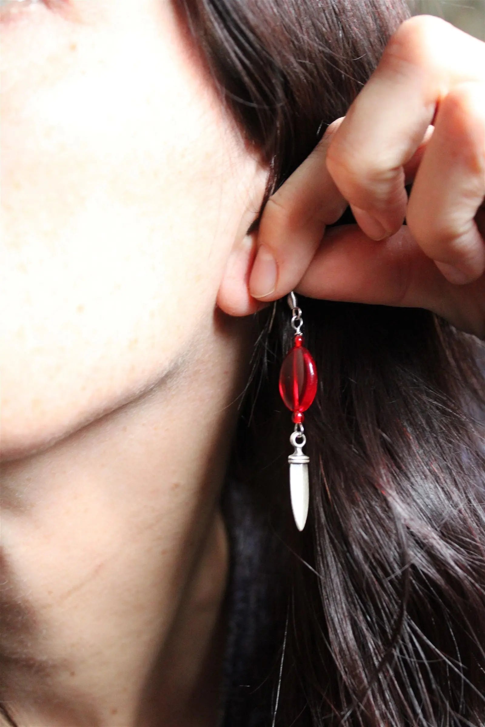 Boucles d'oreilles dagues et fausses pierres rouges - Aurore Lune 
