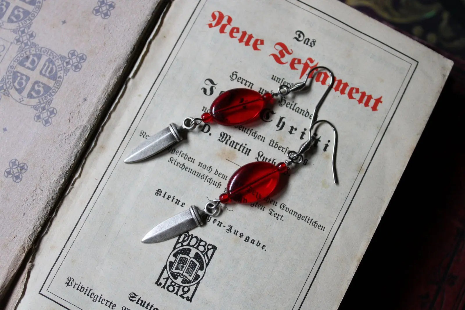 Boucles d'oreilles dagues et fausses pierres rouges - Aurore Lune 