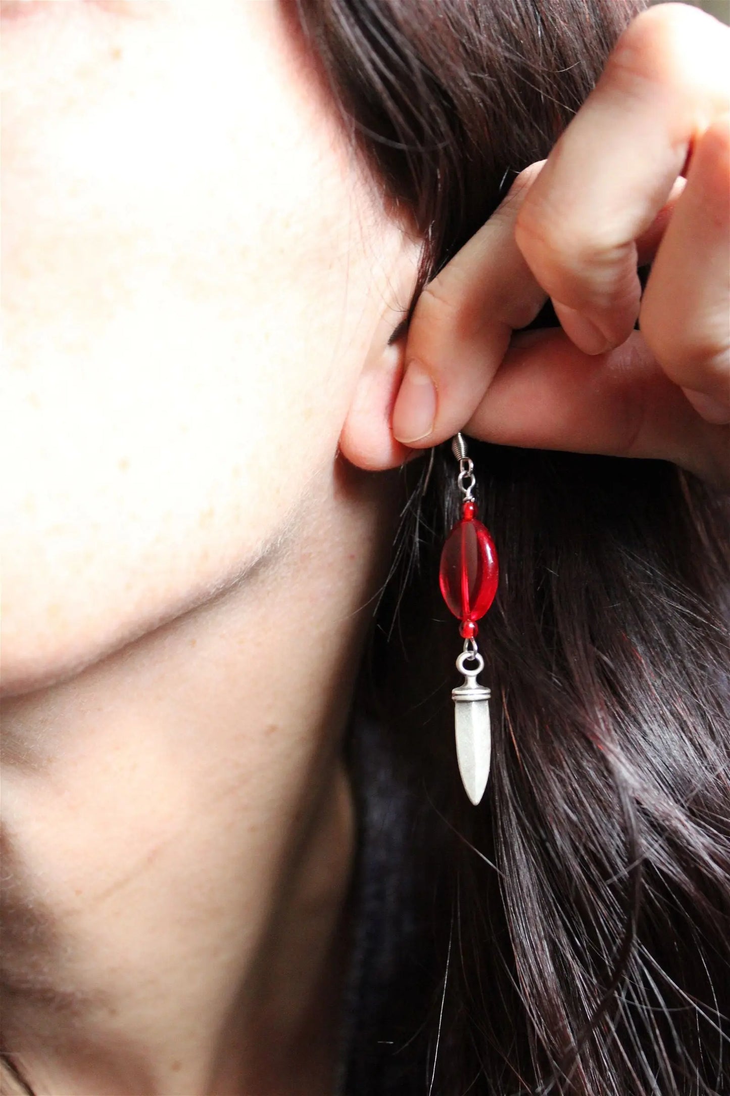Boucles d'oreilles dagues et fausses pierres rouges - Aurore Lune 