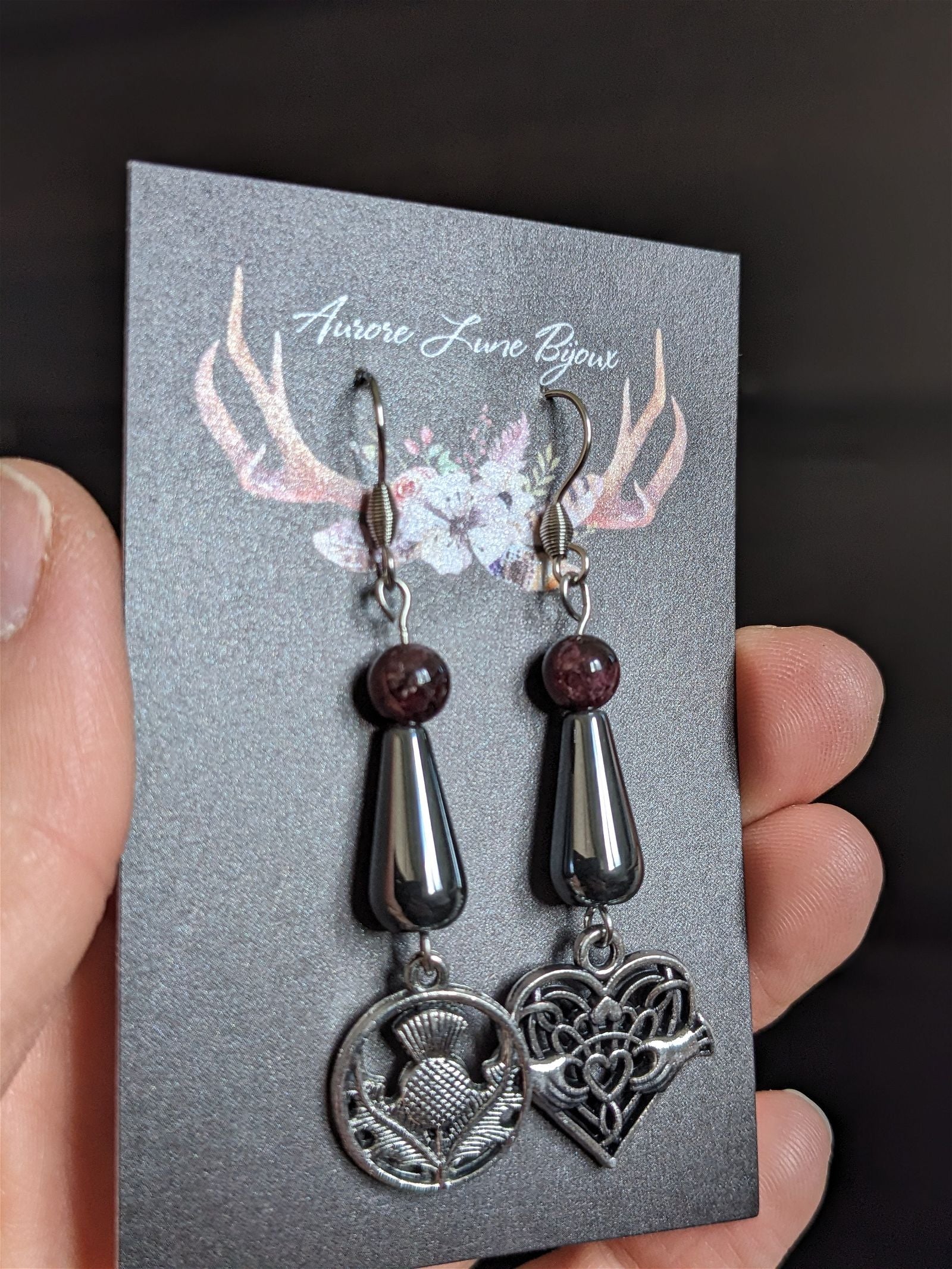 Boucles d'oreilles hématites et grenats claddagh chardons - Aurore Lune 