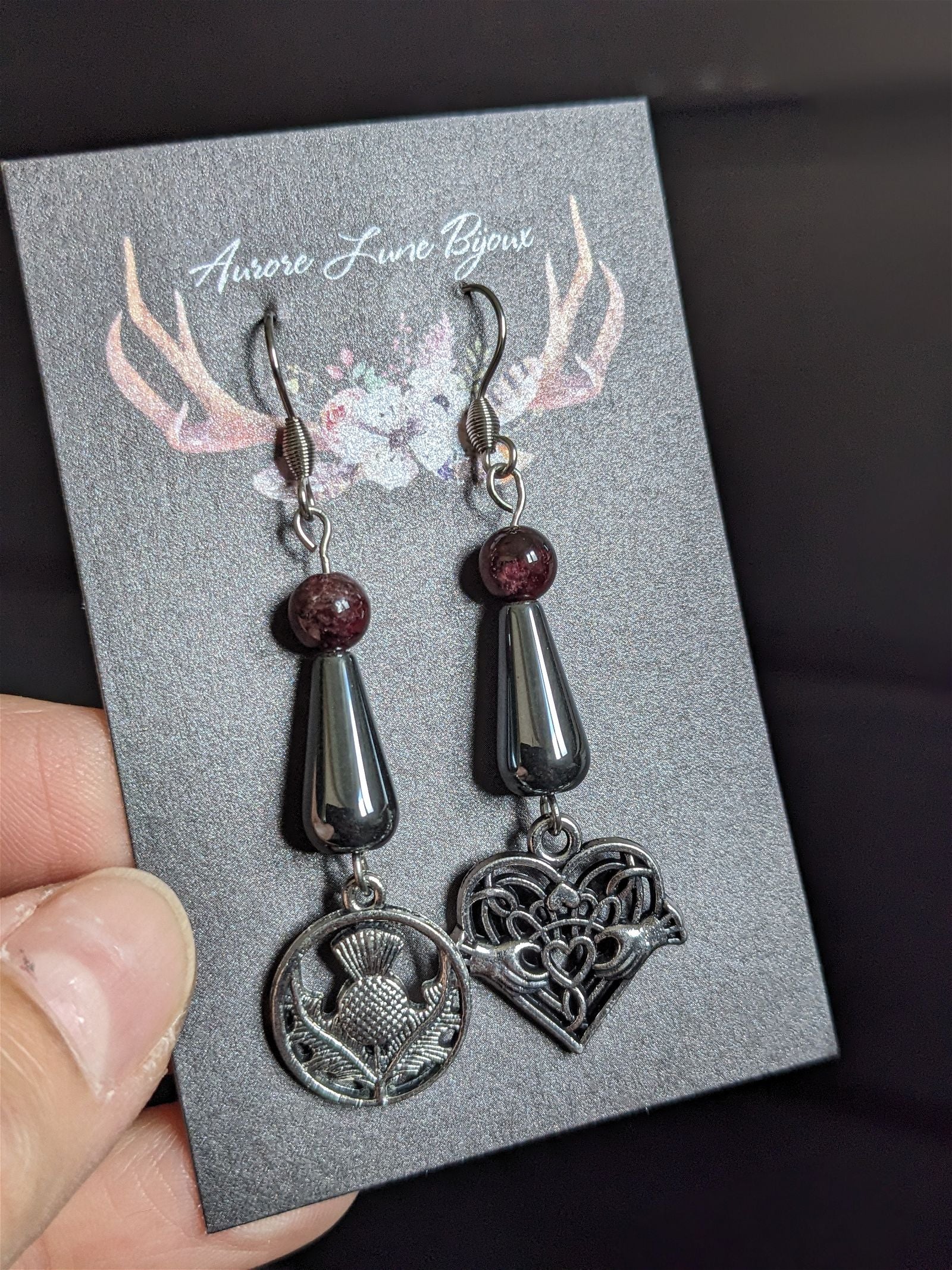 Boucles d'oreilles hématites et grenats claddagh chardons - Aurore Lune 