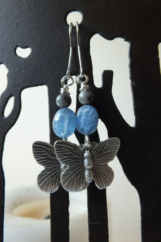 Boucles d'oreilles papillons disthène bleu larvikite - Aurore Lune 