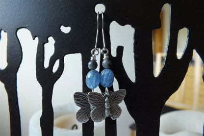 Boucles d'oreilles papillons disthène bleu larvikite - Aurore Lune 