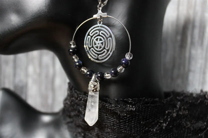 Boucles d'oreilles symbole Hécate cristal de roche et perles fantaisie - Aurore Lune 