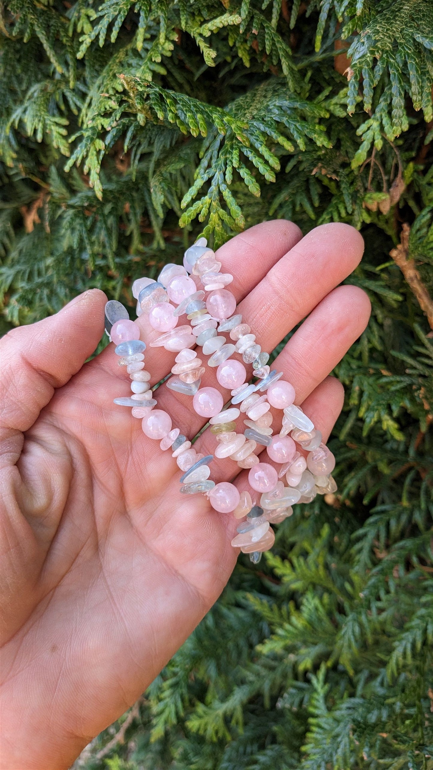 Bracelet élastiqué en morganites et béryls et quartz rose poignet moyen - Aurore Lune 