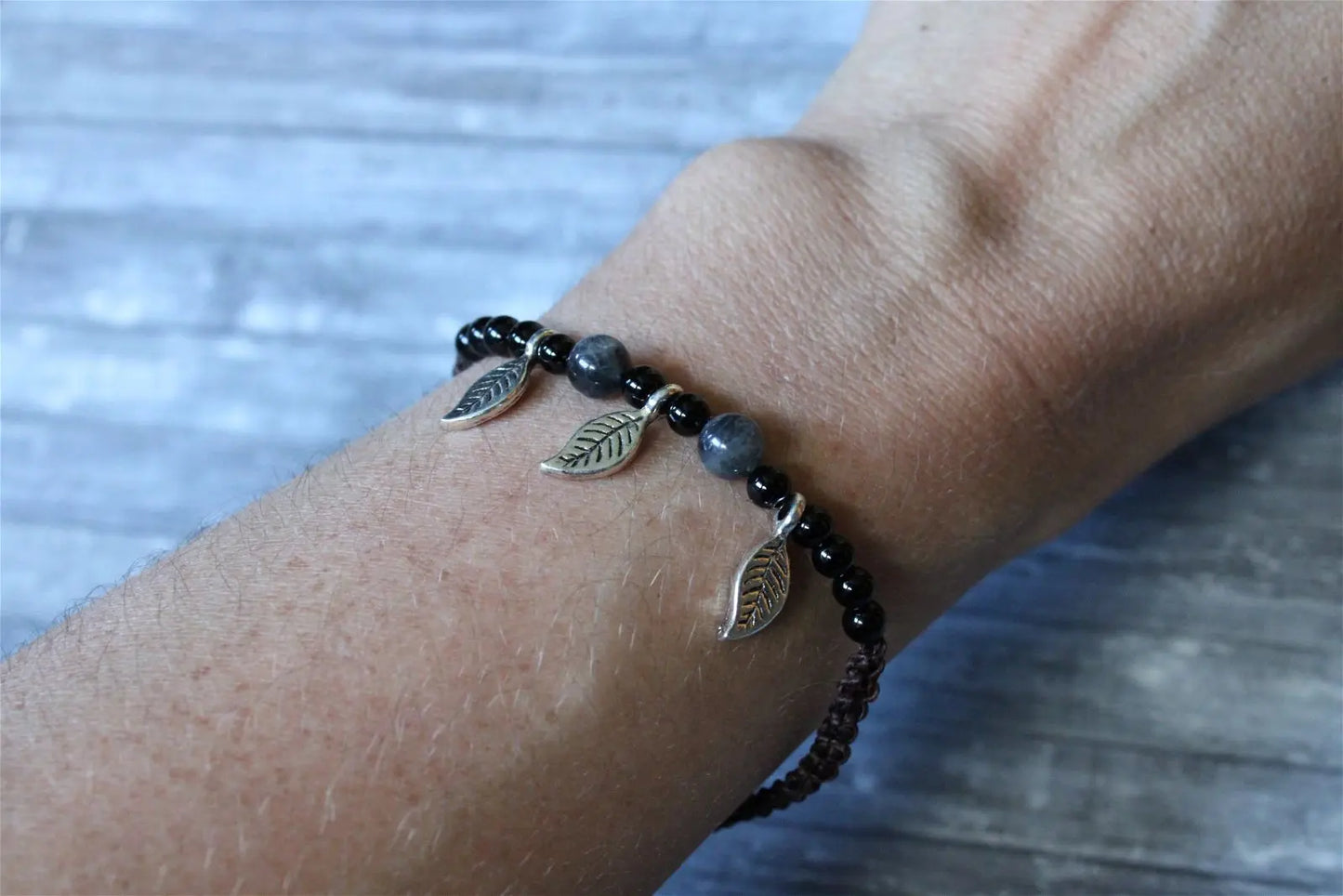 Bracelet gros poignet macramé labradorites et feuilles - Aurore Lune 