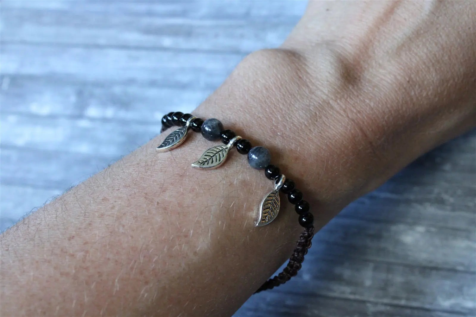 Bracelet gros poignet macramé labradorites et feuilles - Aurore Lune 