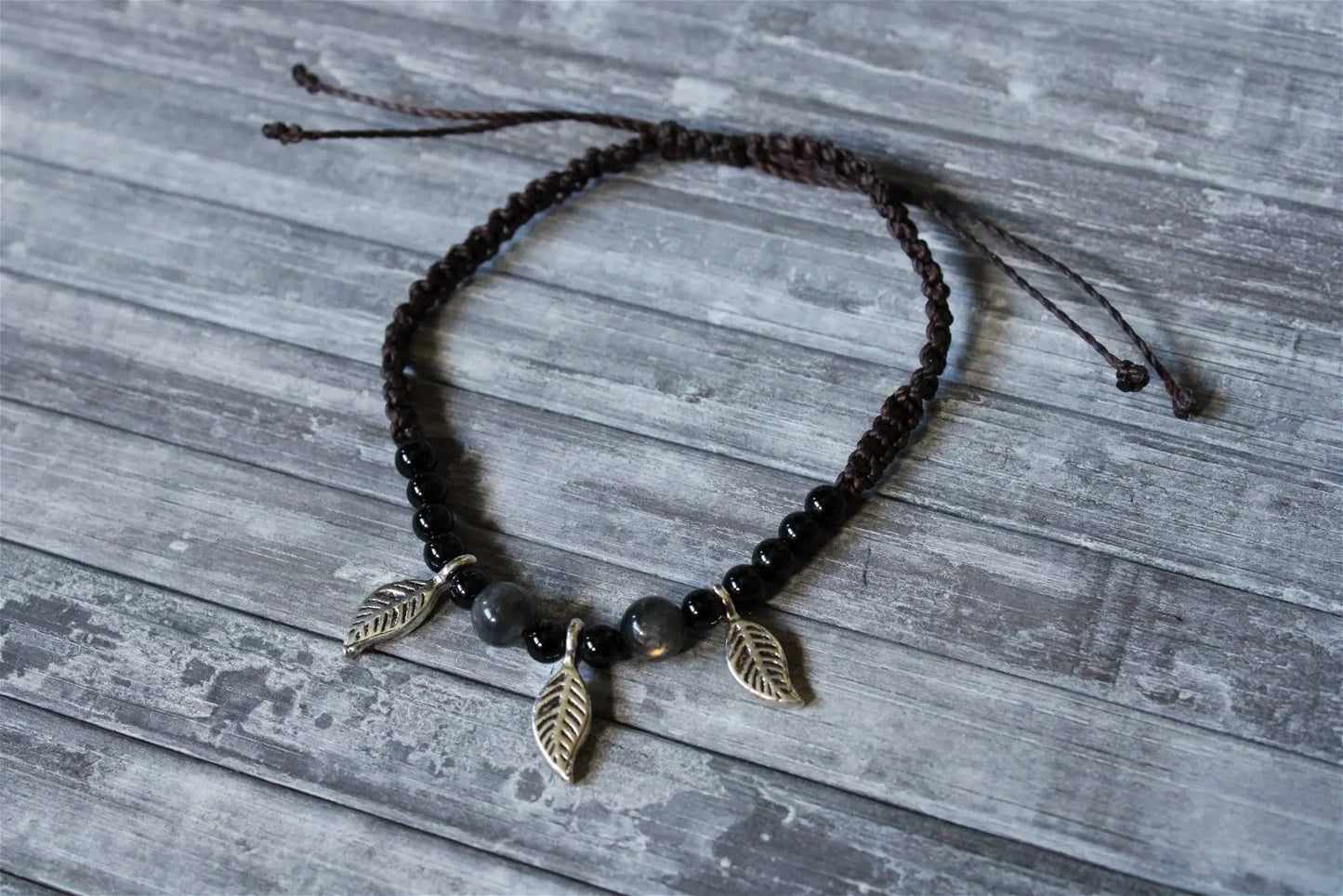 Bracelet gros poignet macramé labradorites et feuilles - Aurore Lune 