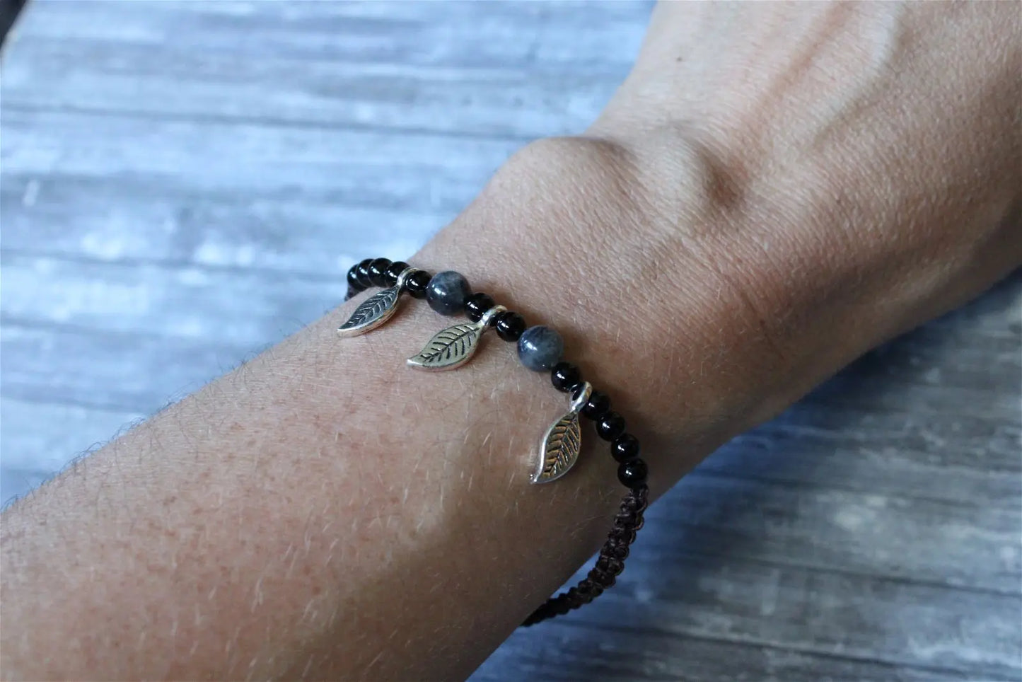 Bracelet gros poignet macramé labradorites et feuilles - Aurore Lune 