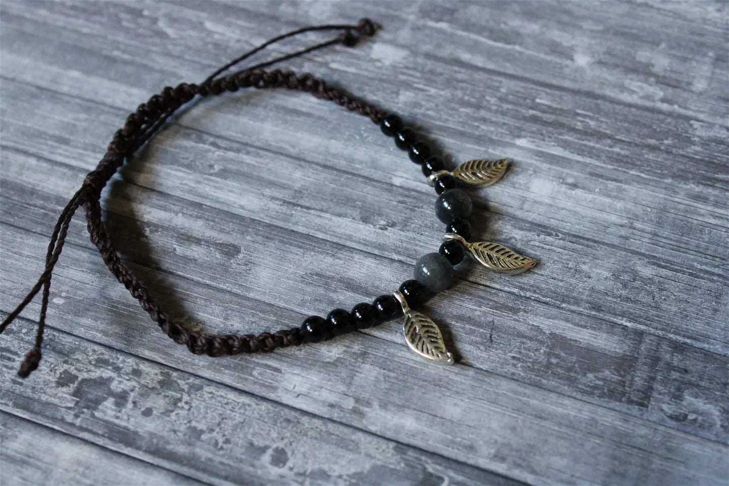Bracelet gros poignet macramé labradorites et feuilles - Aurore Lune 