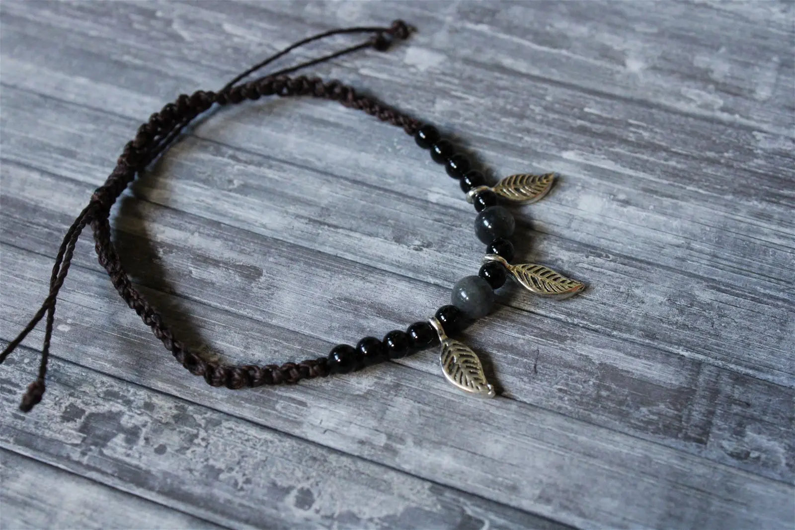 Bracelet gros poignet macramé labradorites et feuilles - Aurore Lune 