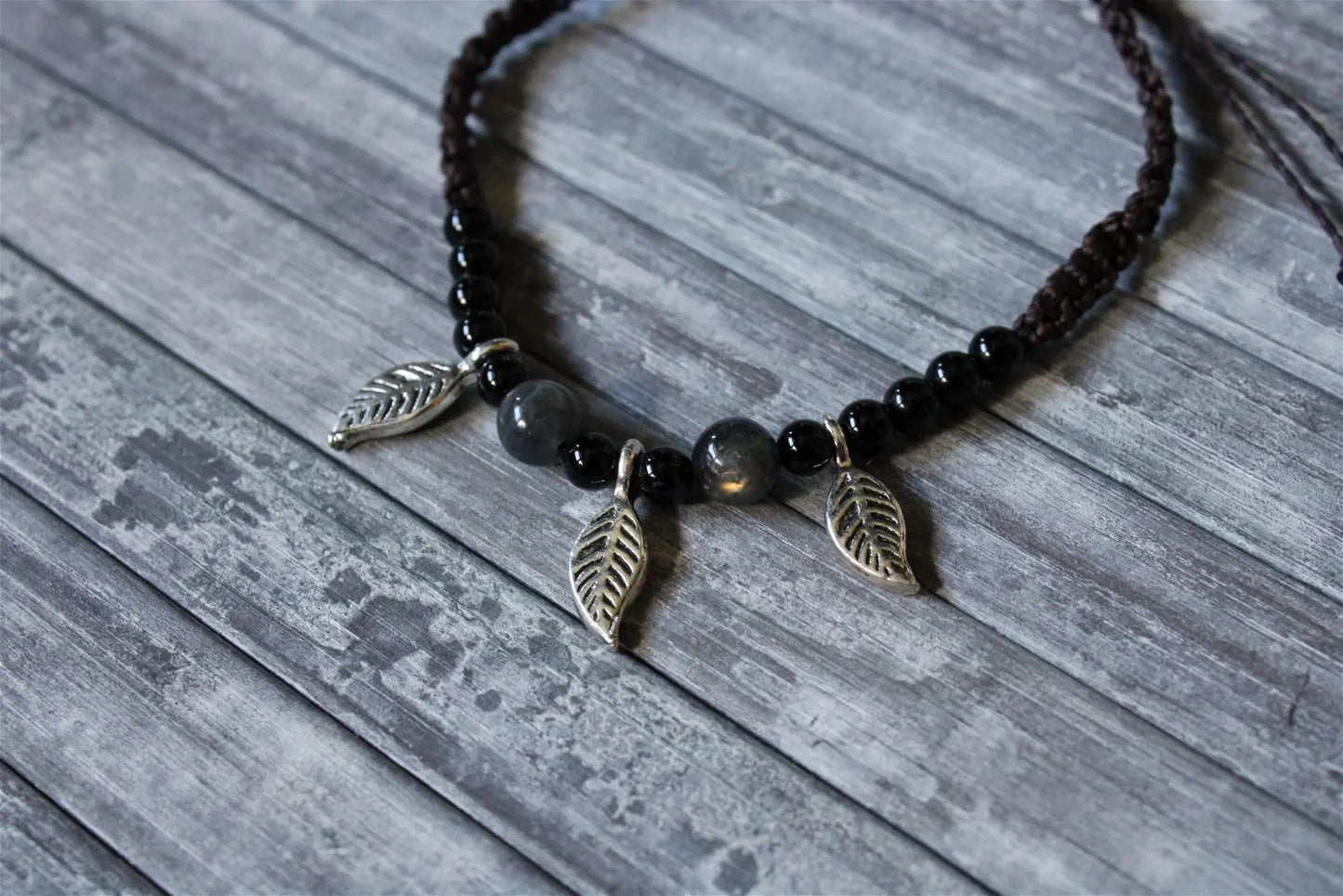 Bracelet gros poignet macramé labradorites et feuilles - Aurore Lune 