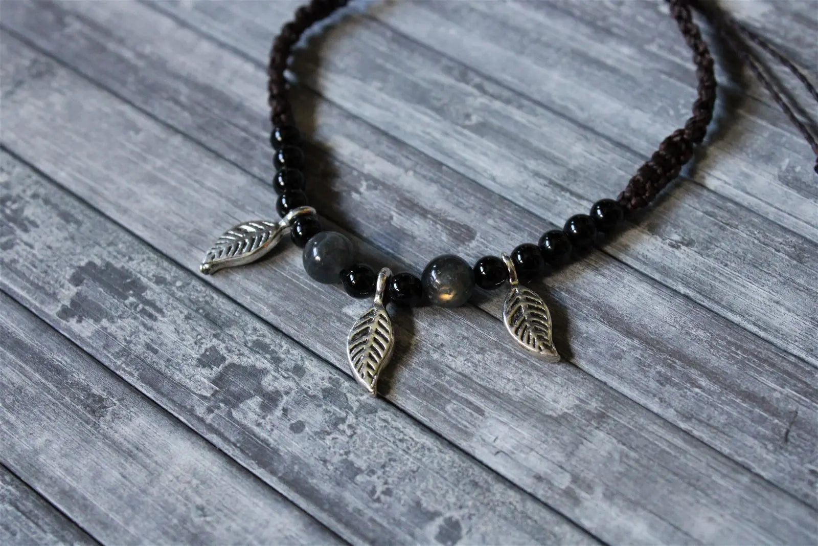 Bracelet gros poignet macramé labradorites et feuilles - Aurore Lune 