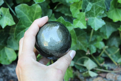 C. Sphère en obsidienne dorée 7 cm 290 grammes - Aurore Lune 