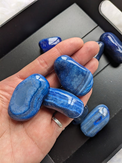 CADEAU dès 35€ agate teintée bleue pierre roulée - Aurore Lune 