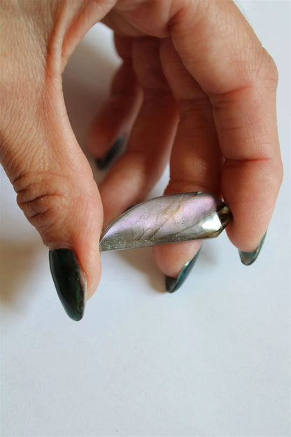 Cabochon n.9 labradorite 3.9 cm x 1.2cm x 3.5 mm épaisseur *fine et translucide* - Aurore Lune 