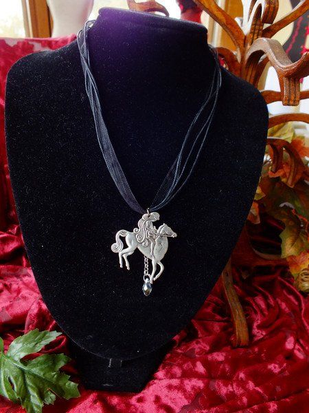 Collier GODIVA : femme sur cheval - Aurore Lune 