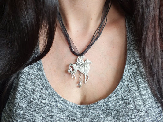 Collier GODIVA : femme sur cheval - Aurore Lune 