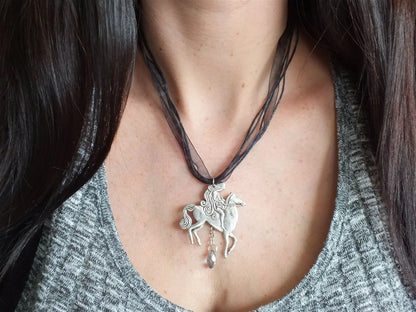Collier GODIVA : femme sur cheval - Aurore Lune 