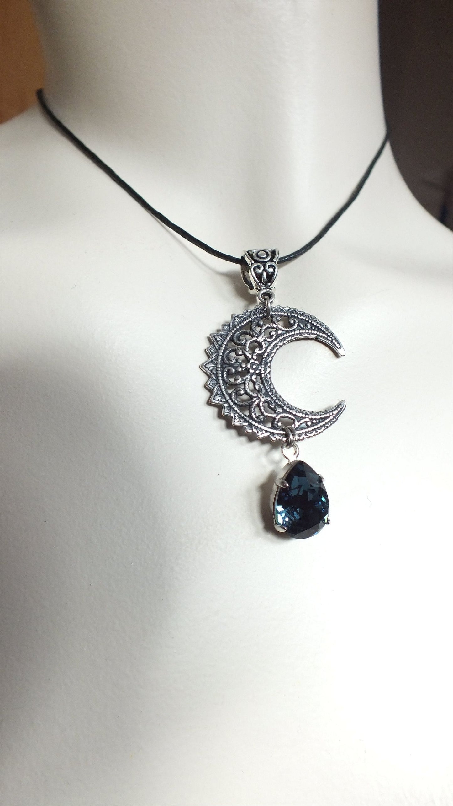 Collier Lune avec swarovski bleu - Aurore Lune 