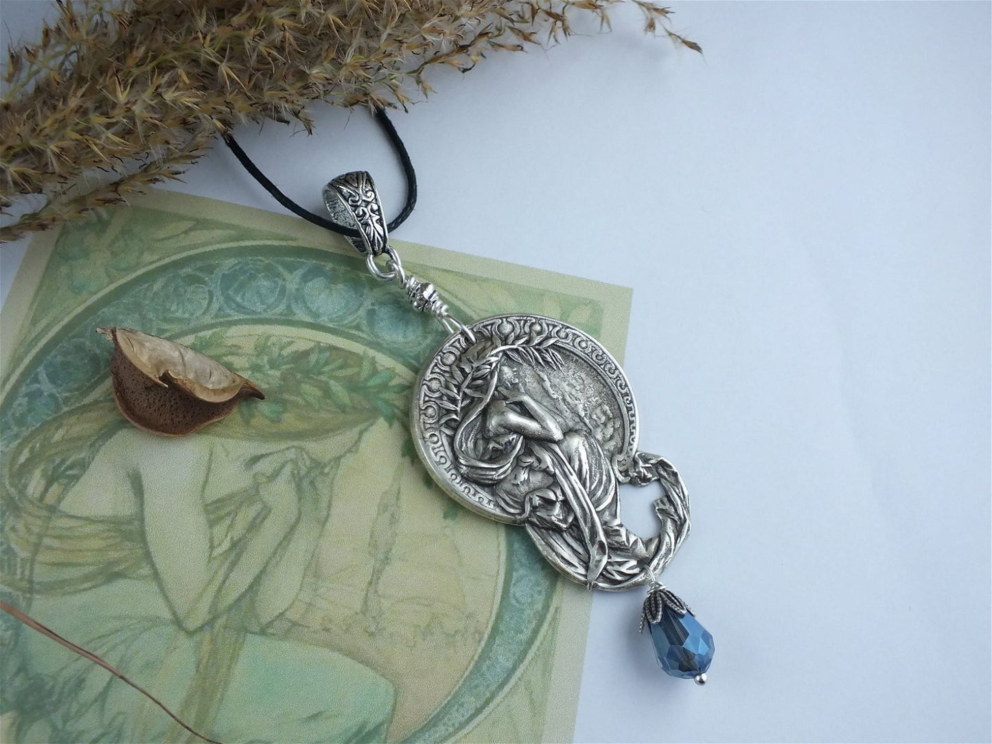 Collier Mucha Art Nouveau bleu - Aurore Lune 