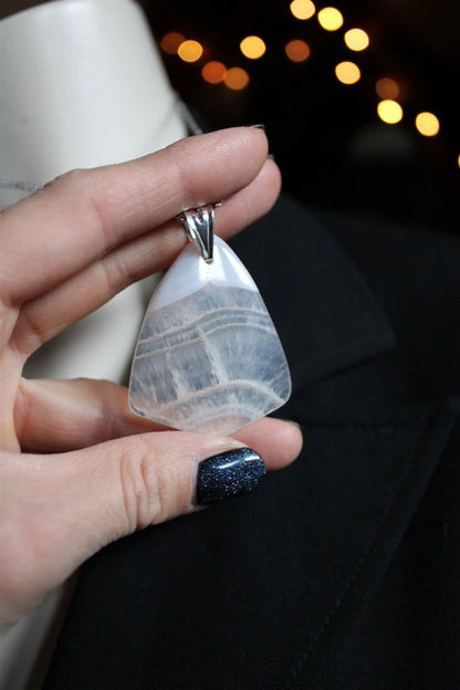 Collier avec agate LEGERES TRACES DE TEINTURE ROSE = PRIX REDUIT - Aurore Lune 