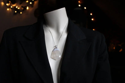 Collier avec agate LEGERES TRACES DE TEINTURE ROSE = PRIX REDUIT - Aurore Lune 